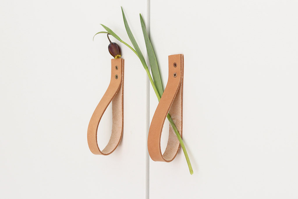DIY håndtag til skab - lav dine egne lækre greb af læder (IKEA hack)