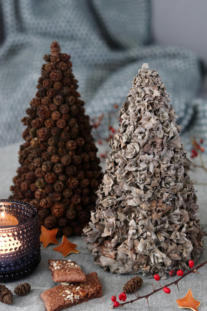 Julepynt af naturmaterialer - smukke juletræer af ellekogler og skagenroser