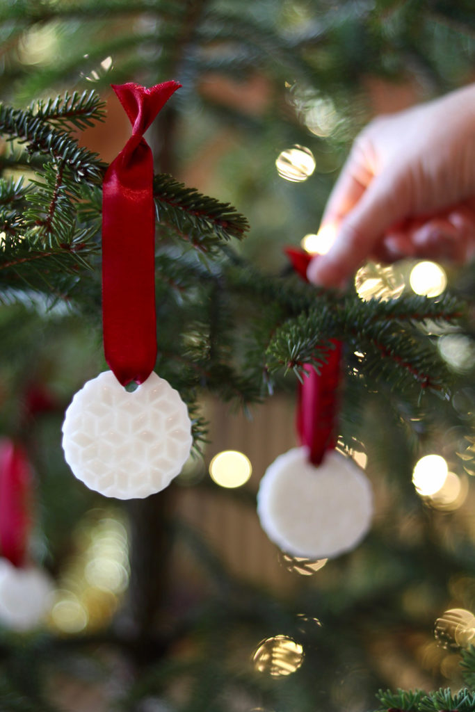 Hjemmelavede til og fra kort og hyggelig juletræspynt af Cernit