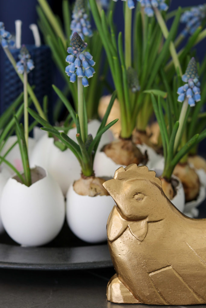 Påskedekoration med æggeskaller og forårsblomster