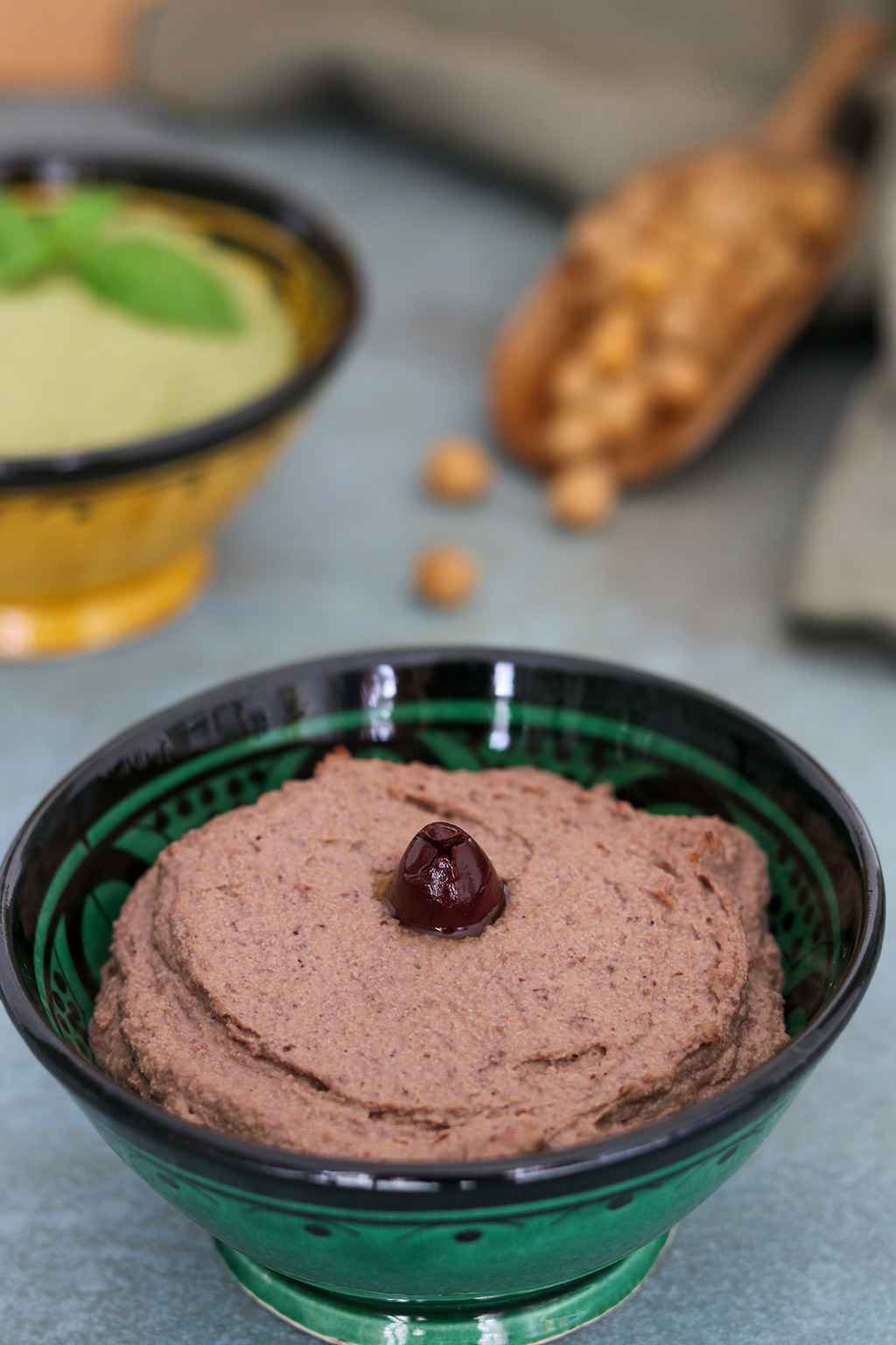 Hummus med oliven - opskrift