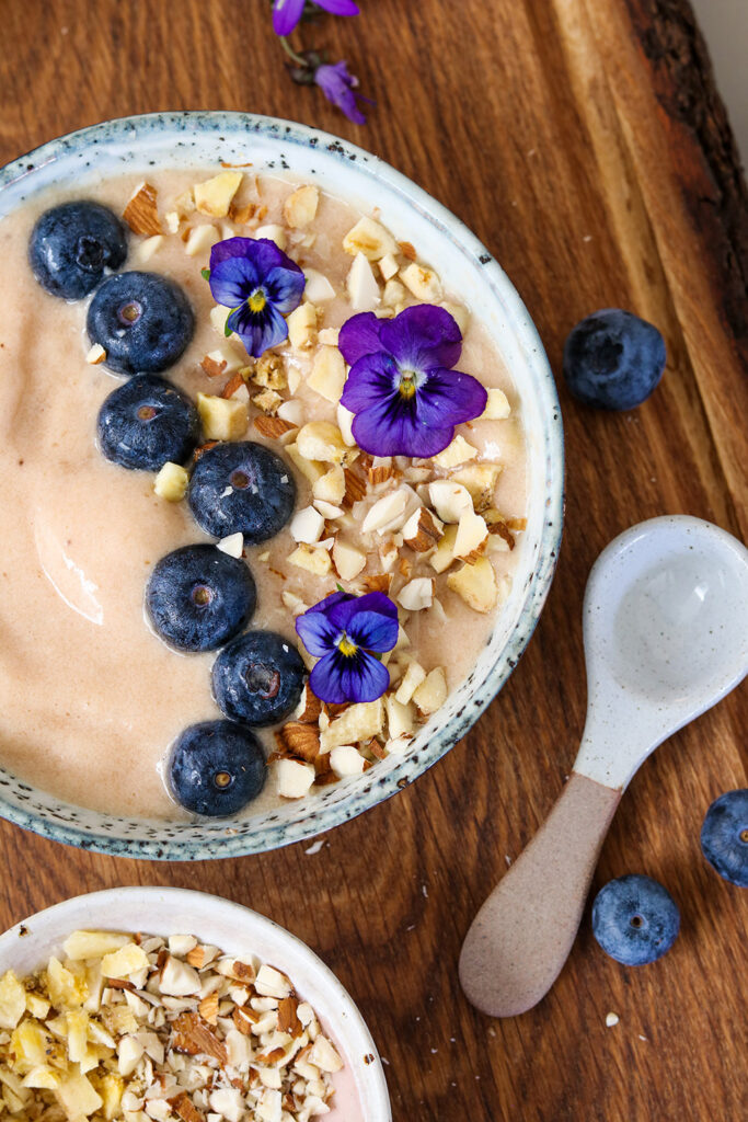 Smoothie bowl opskrift og inspiration til god morgenmad