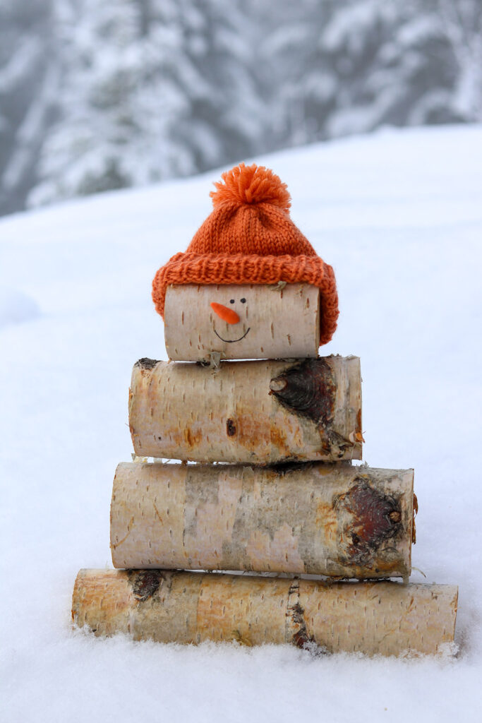 Snemænd af birkestammer - den perfekte diy til ægte vinterhygge